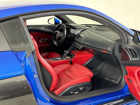 Used 2017 Audi R8 V10 w/ Carbon Exterior Package image 28