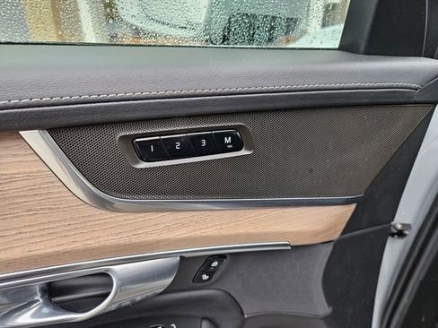 Certified 2025 Volvo XC90 B6 Plus AWD/4WD image 21