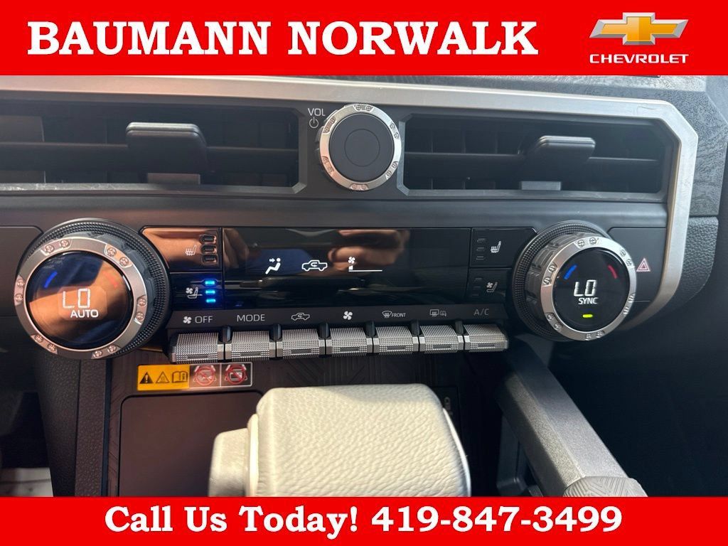 Used 2025 Toyota Tacoma Limited AWD/4WD image 34