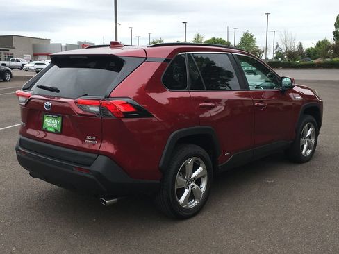 Used 2021 Toyota RAV4 XLE Premium AWD/4WD image 8