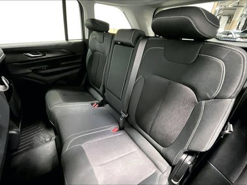 Used 2023 Jeep Grand Cherokee Laredo AWD/4WD image 27