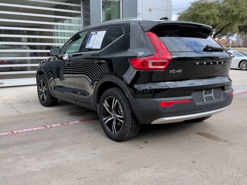 Used 2025 Volvo XC40 B5 Core image 8