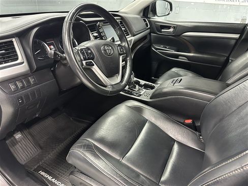 Used 2017 Toyota Highlander XLE AWD/4WD image 2