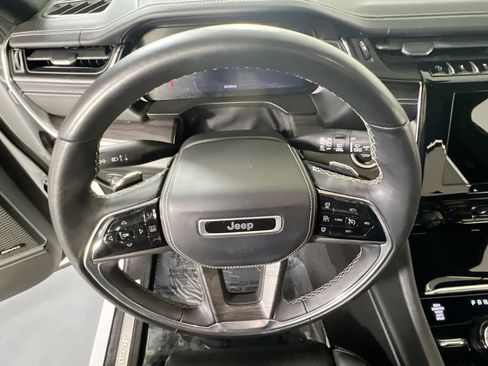 Used 2022 Jeep Grand Cherokee Overland w/ Luxury Tech Group IV AWD/4WD image 11