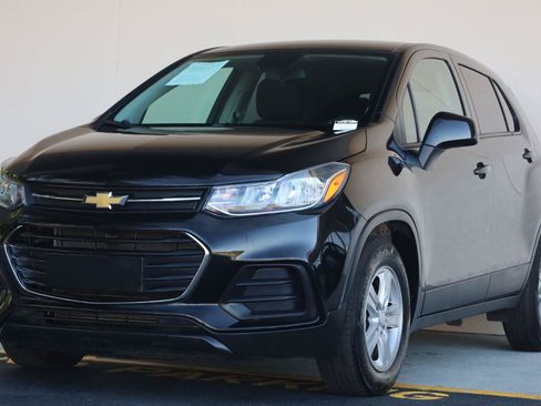 Used 2022 Chevrolet Trax LS w/ Tint and Cruise Package FWD image 5