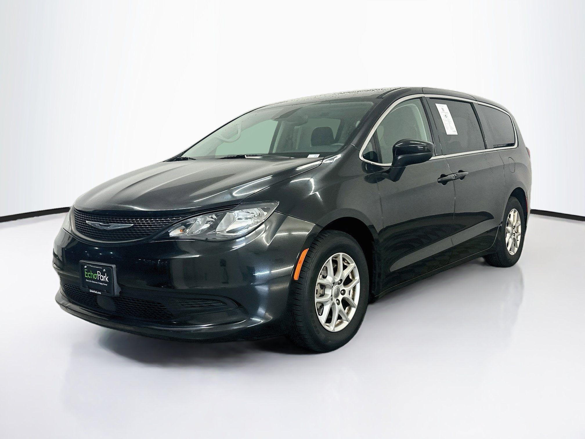 Used 2023 Chrysler Voyager LX FWD image 3