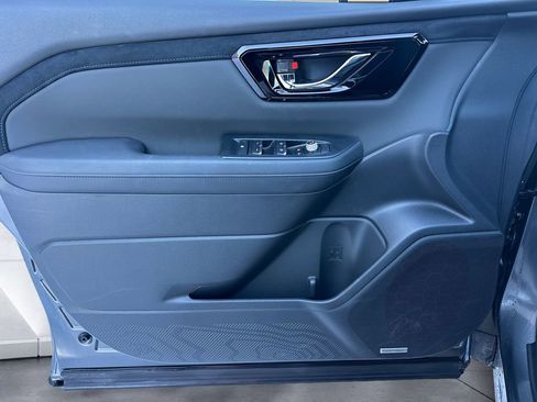 Used 2025 Subaru Forester Limited image 12