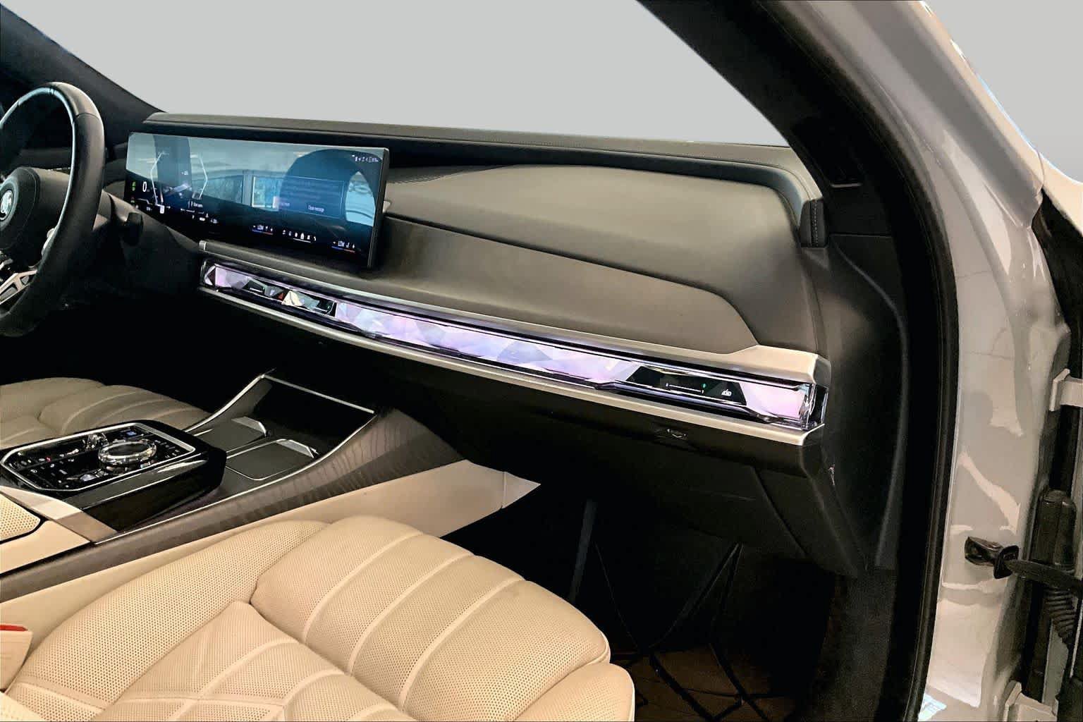 Used 2024 BMW i7 xDrive60 w/ Executive Package AWD/4WD image 17