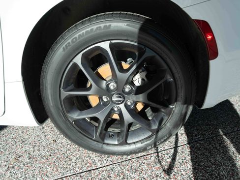 Used 2021 Chrysler Pacifica Touring-L w/ Uconnect Theater Family Group image 30