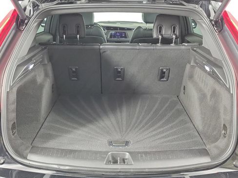 Used 2023 Cadillac XT4 Luxury w/ Cold Weather Package FWD image 8