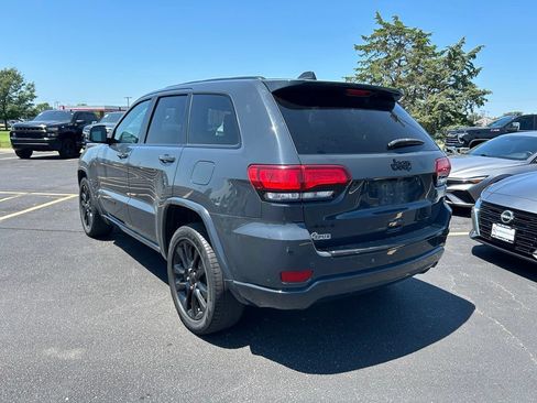 Used 2018 Jeep Grand Cherokee Altitude AWD/4WD image 5