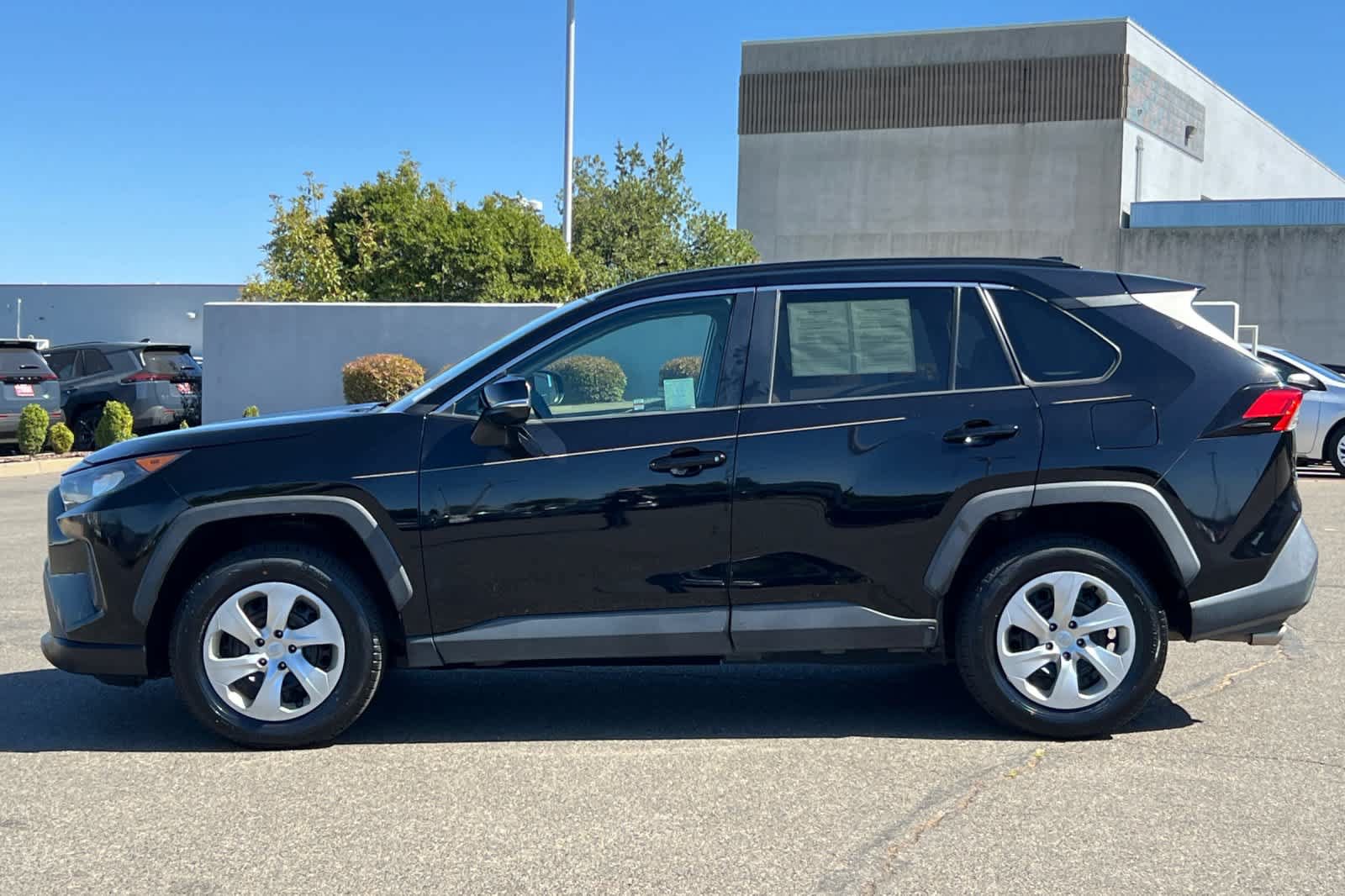 Used 2021 Toyota RAV4 LE FWD image 9