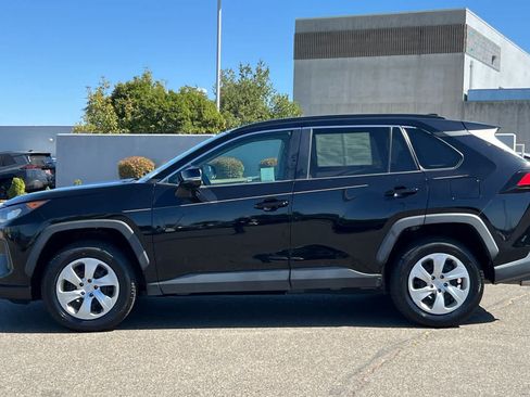 Used 2021 Toyota RAV4 LE FWD image 9