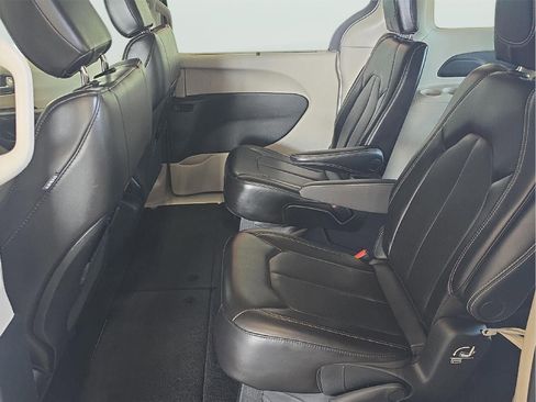 Used 2023 Chrysler Pacifica Touring-L FWD image 19