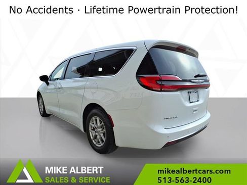 Used 2024 Chrysler Pacifica Touring-L FWD image 5