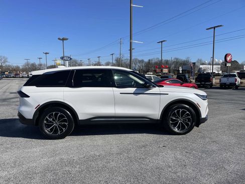 Used 2025 Lincoln Nautilus Premier image 2