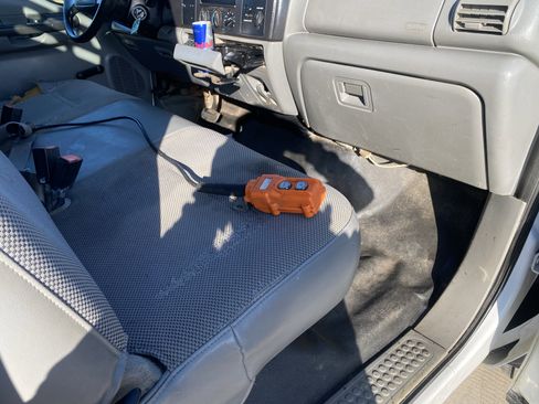 Used 2006 Ford F450 2WD Regular Cab Super Duty image 5