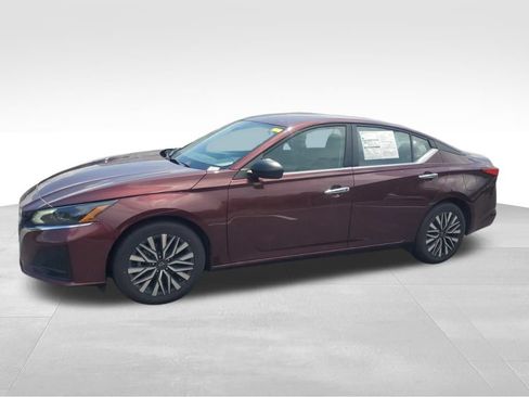 Used 2024 Nissan Altima 2.5 SV FWD image 2