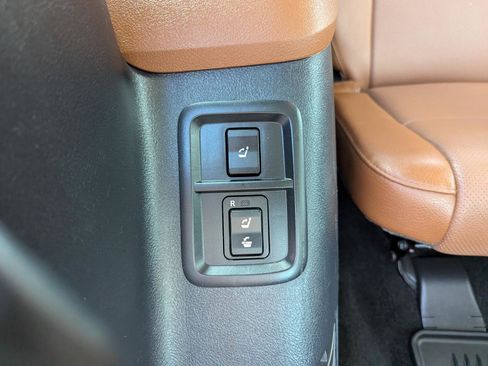 Used 2017 Toyota Sequoia Platinum AWD/4WD image 50