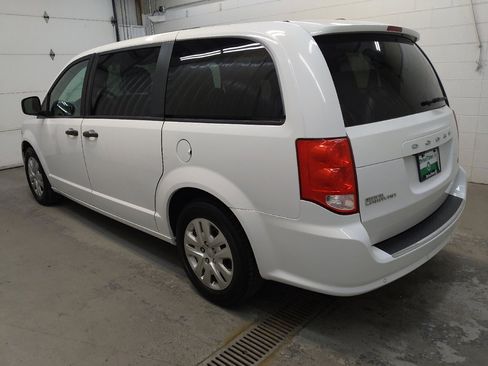 Used 2019 Dodge Grand Caravan SE w/ UConnect Hands-Free Group FWD image 3