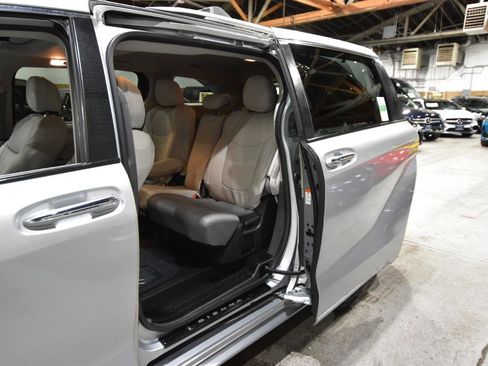 Used 2022 Toyota Sienna XLE image 38