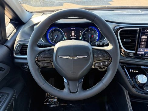 Certified 2025 Chrysler Pacifica Limited image 24