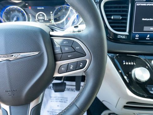 Used 2023 Chrysler Pacifica Touring-L FWD image 22