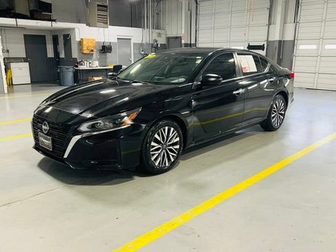 Used 2024 Nissan Altima 2.5 SV FWD image 13