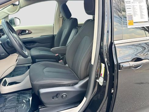 Used 2023 Chrysler Voyager LX FWD image 22