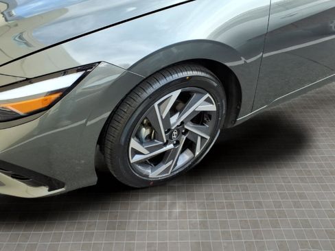 Used 2025 Hyundai Elantra Limited image 4
