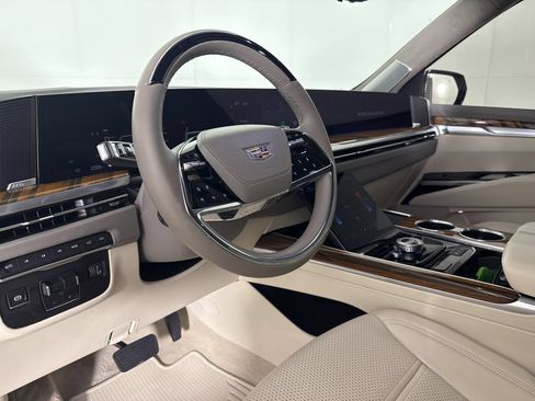 Used 2025 Cadillac Escalade Premium Luxury Platinum AWD/4WD image 4