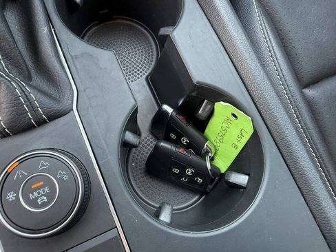 Used 2021 Volkswagen Atlas SE image 26