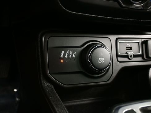 Used 2021 Jeep Renegade Latitude AWD/4WD image 18