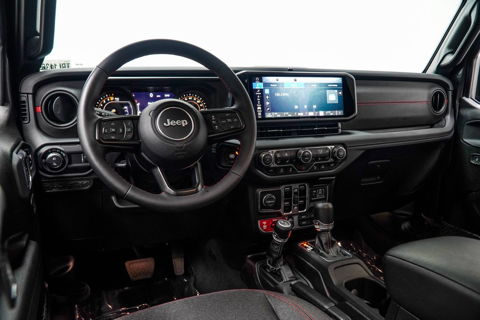 Used 2024 Jeep Gladiator Rubicon w/ Technology Group AWD/4WD image 23