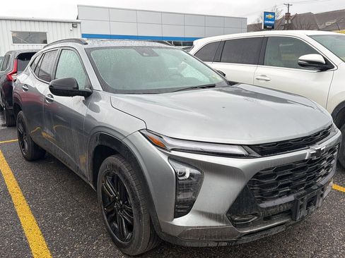 Used 2024 Chevrolet Trax ACTIV w/ Sunroof Package image 3