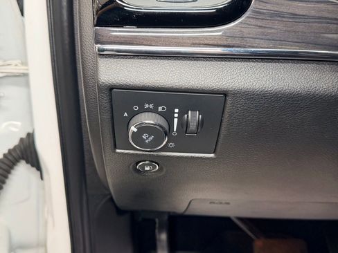 Used 2020 Jeep Grand Cherokee Overland AWD/4WD image 18