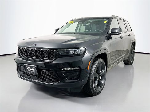 Used 2024 Jeep Grand Cherokee Limited w/ Black Appearance Package image 3