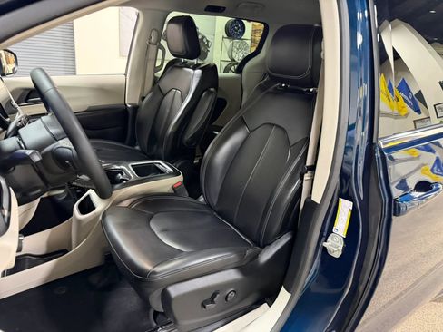 Used 2023 Chrysler Pacifica Touring-L FWD image 43