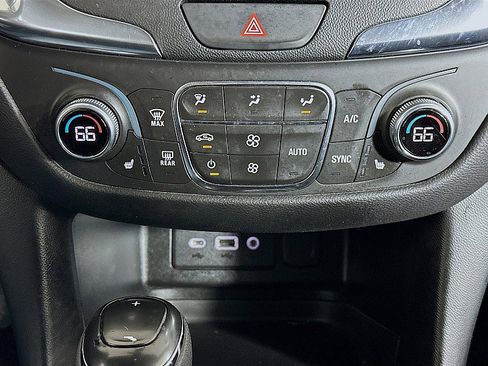 Used 2021 Chevrolet Equinox LT image 16