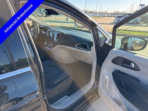 Used 2023 Chrysler Pacifica Touring-L image 16