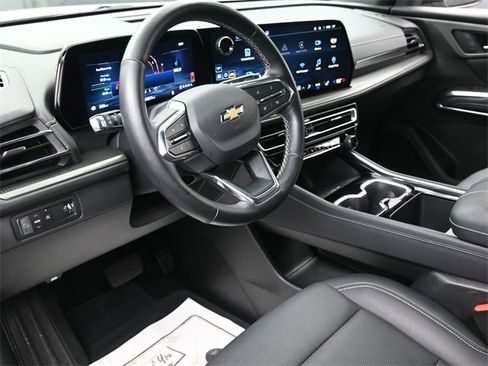 Used 2025 Chevrolet Traverse LT image 14