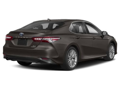 Used 2018 Toyota Camry XLE FWD image 2