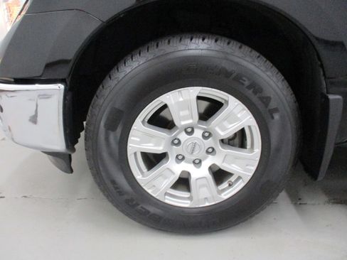 Used 2017 Nissan Titan SV image 12