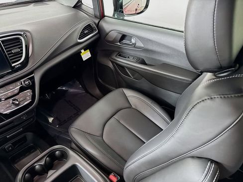 New 2026 Chrysler Pacifica Select w/ S Appearance Package image 22