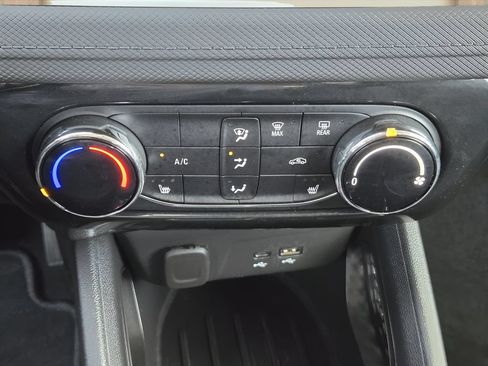 Used 2024 Chevrolet TrailBlazer LT w/ LT Cold Weather Package FWD image 17
