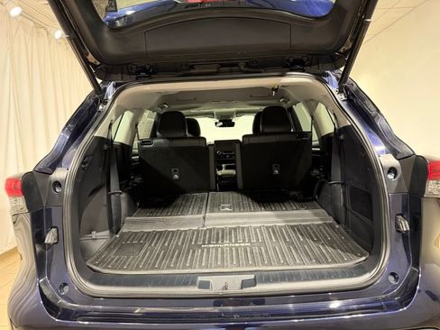 Used 2023 Toyota Highlander XLE AWD/4WD image 12