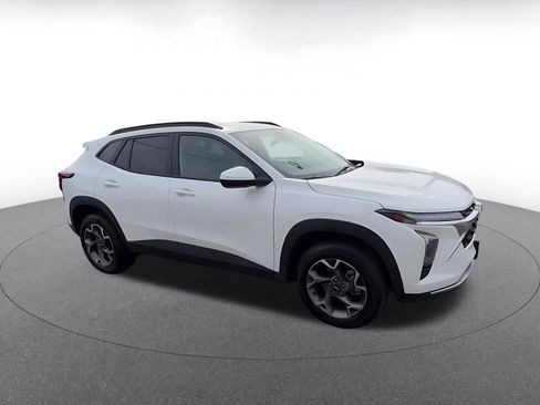 Used 2025 Chevrolet Trax LT w/ LT Convenience Package image 2