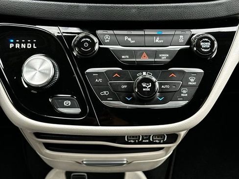 Used 2023 Chrysler Pacifica Touring-L FWD image 28