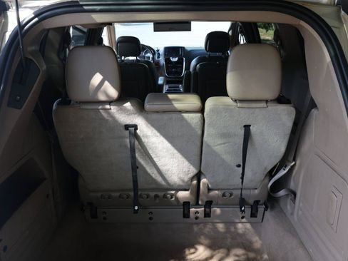 Used 2014 Chrysler Town & Country Touring FWD image 34