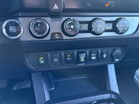 Used 2019 Toyota Tacoma TRD Off-Road w/ Technology Package image 20